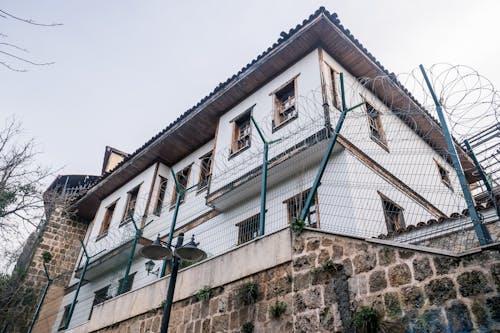 Immagine gratuita di cielo sereno, edificio, filo spinato