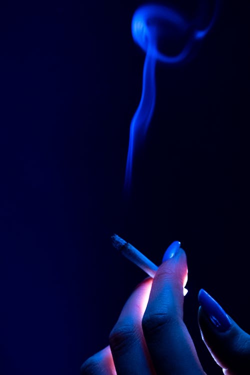 dikey atış, duman, Kadın içeren Ücretsiz stok fotoğraf