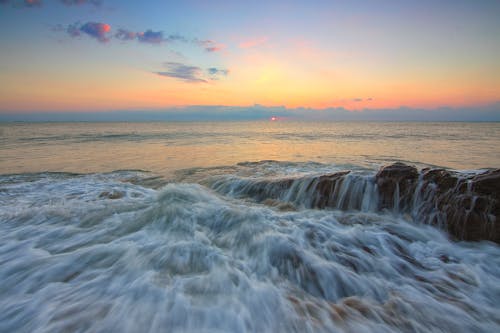 Ondas Do Mar Durante A Golden Hour