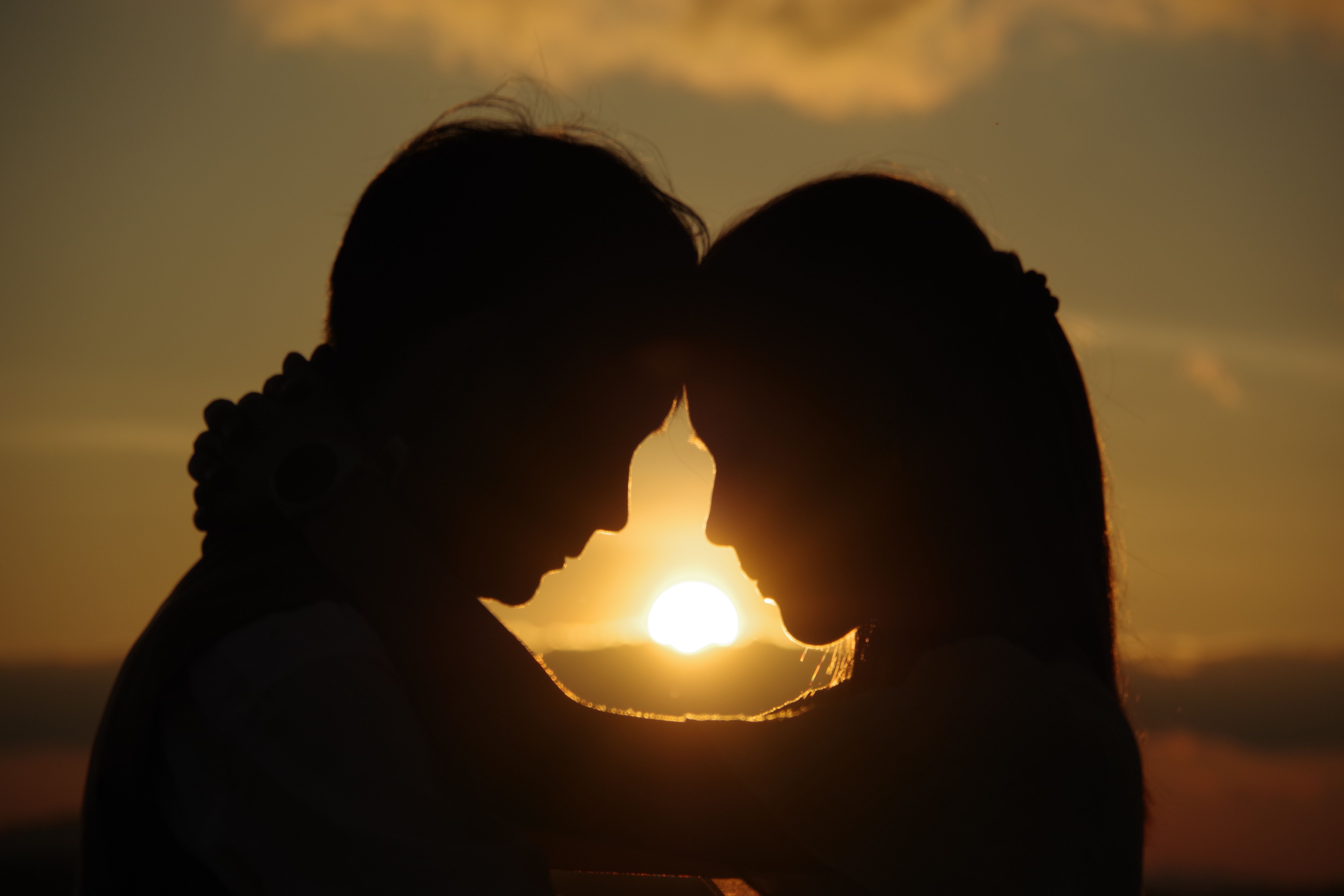 ツインレイ 統合 カップルのシルエット 夕日