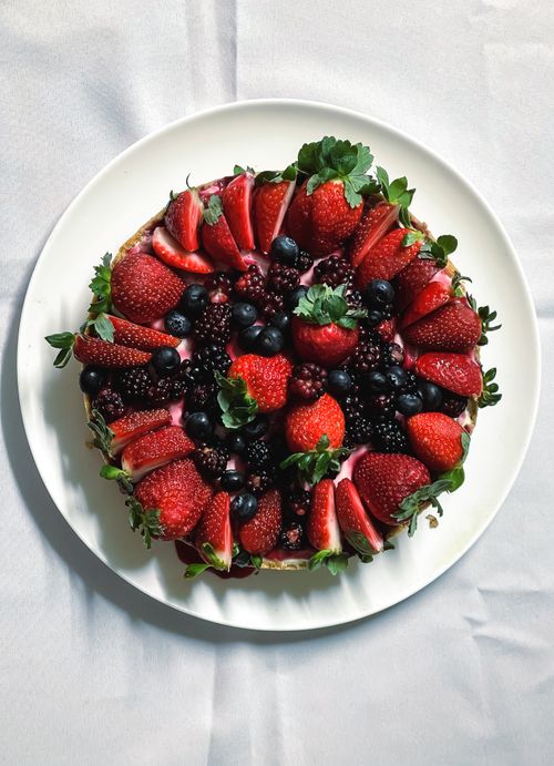 Free Vibrant berry cake with strawberries, blueberries, and blackberries on a white plate. Stock Photo