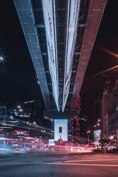 吉隆坡的城市建筑与光径共同构成了动态的城市夜景