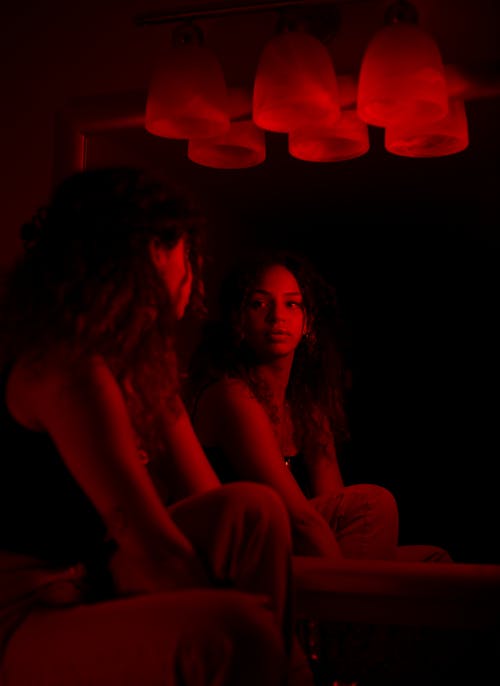Darmowe zdjęcie z galerii z czerwone światło, długie włosy, kobieta