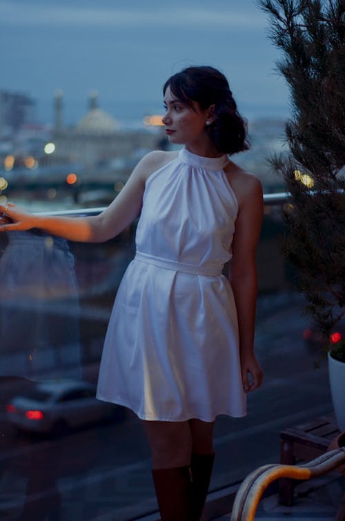Бесплатное стоковое фото с белое платье, вертикальный выстрел, городской