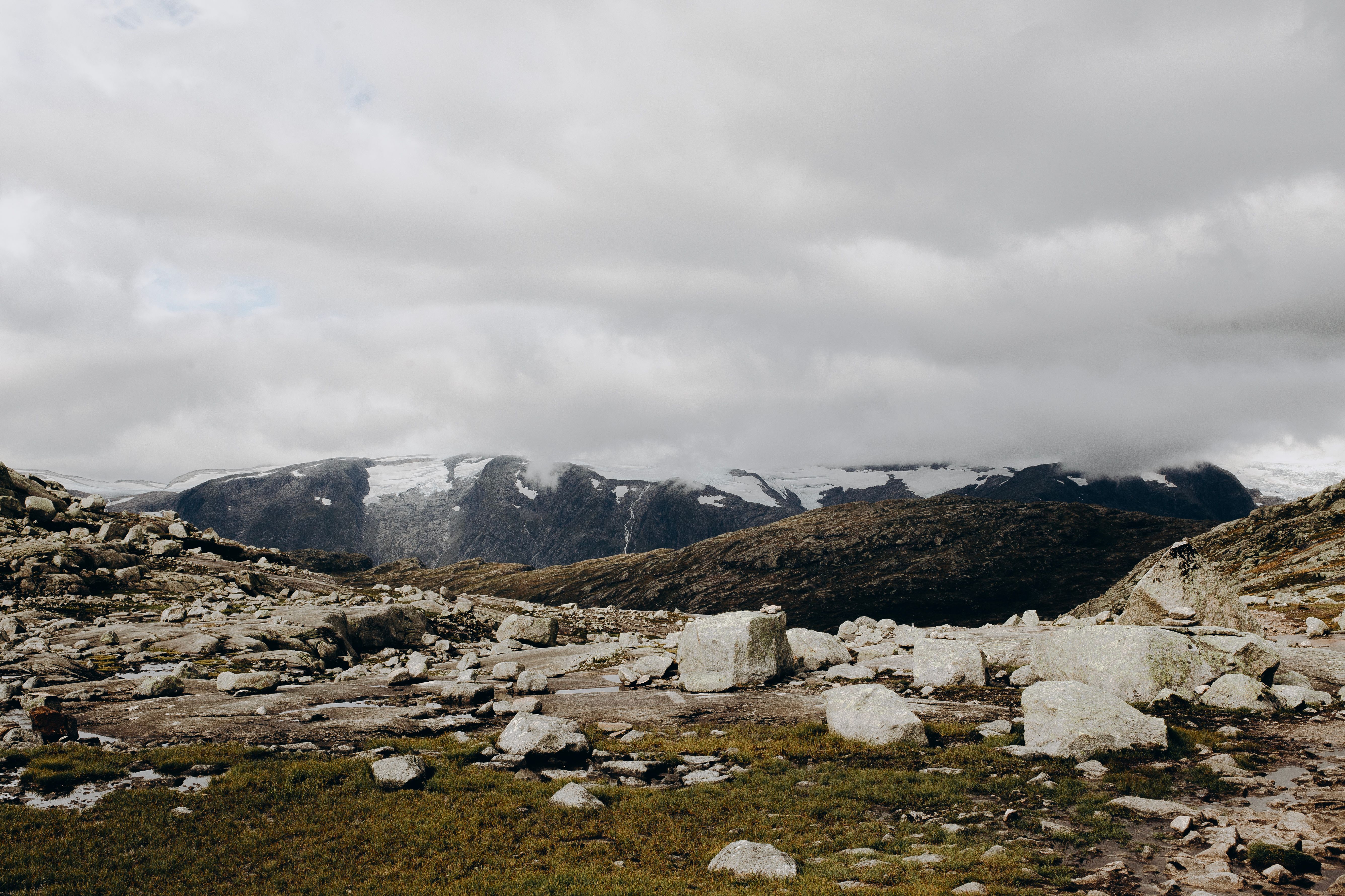 A mountain range with rocks and snow · Free Stock Photo