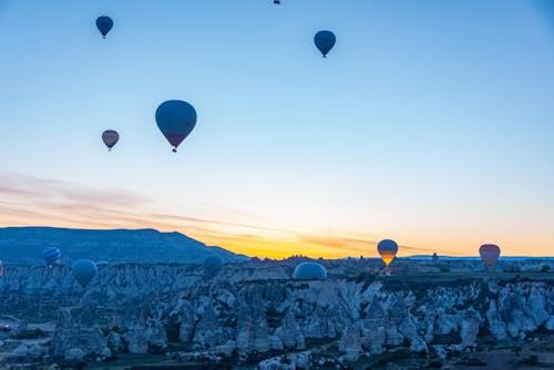 Ilmainen kuvapankkikuva tunnisteilla auringonnousu, cappadocia, droonikuva