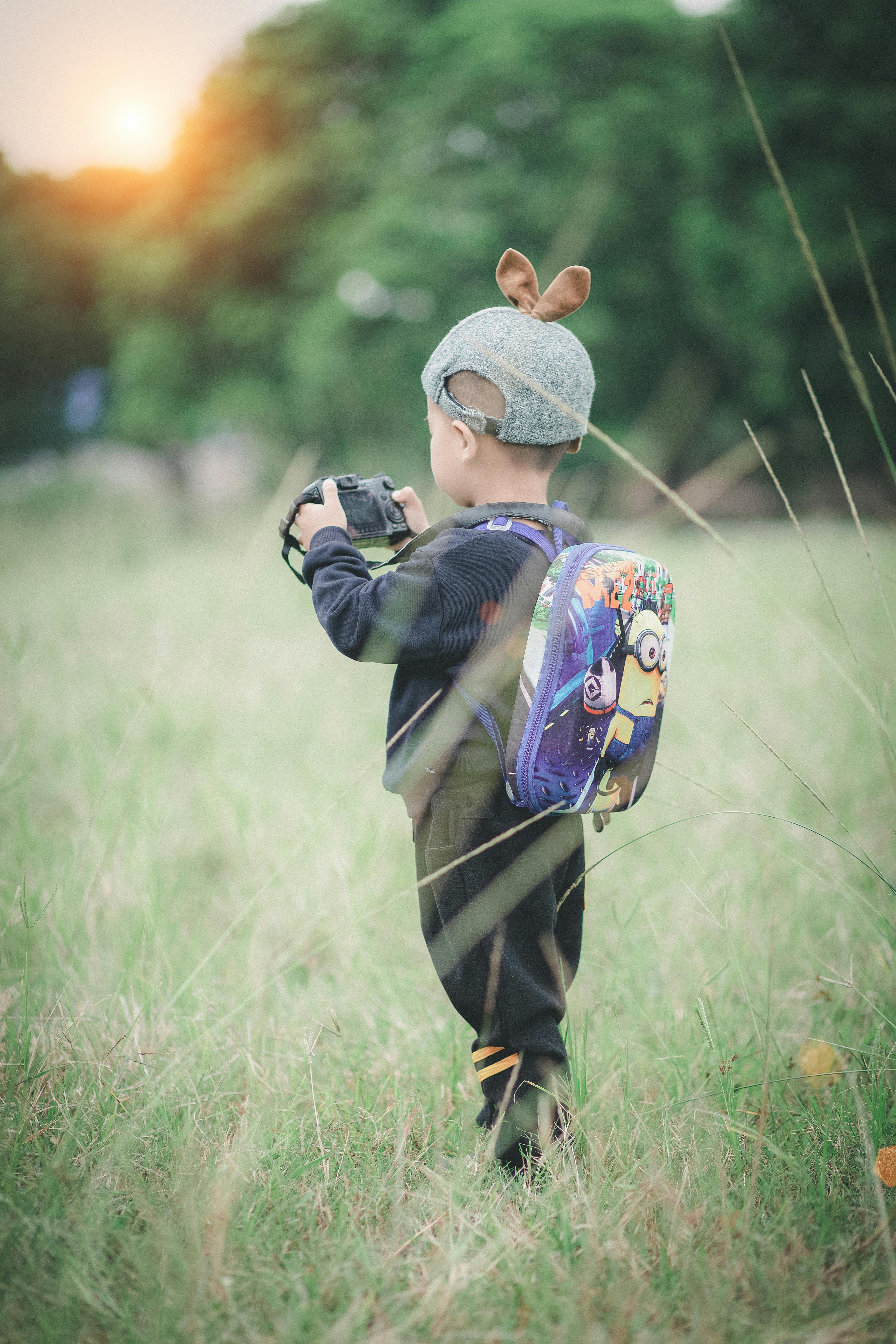 Bạn có muốn chiêm ngưỡng hình ảnh của một cậu bé đứng trên cỏ xanh, với balo và máy ảnh trong tay? Tất cả những gì bạn cần là đến với chúng tôi để khám phá tất cả những tác phẩm đẹp nhẹ nhàng này.