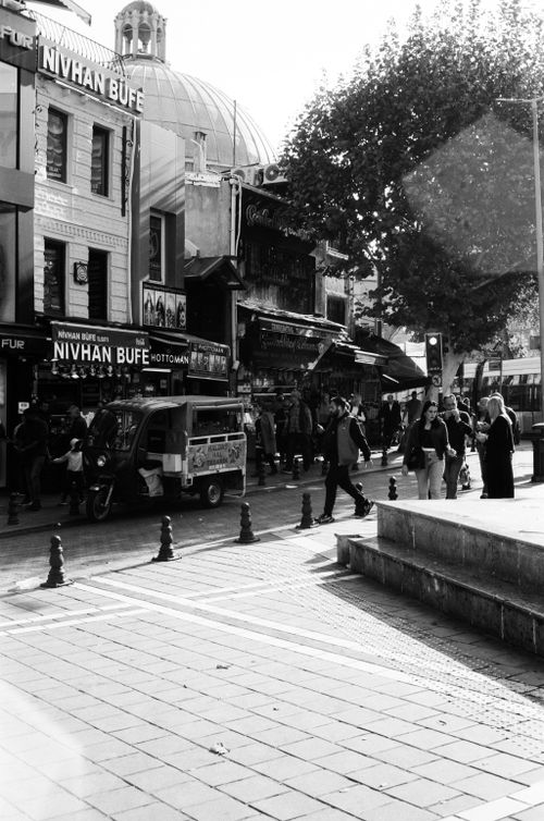 Free Capture of a lively street in İstanbul, showcasing people and local shops in black and white. Stock Photo