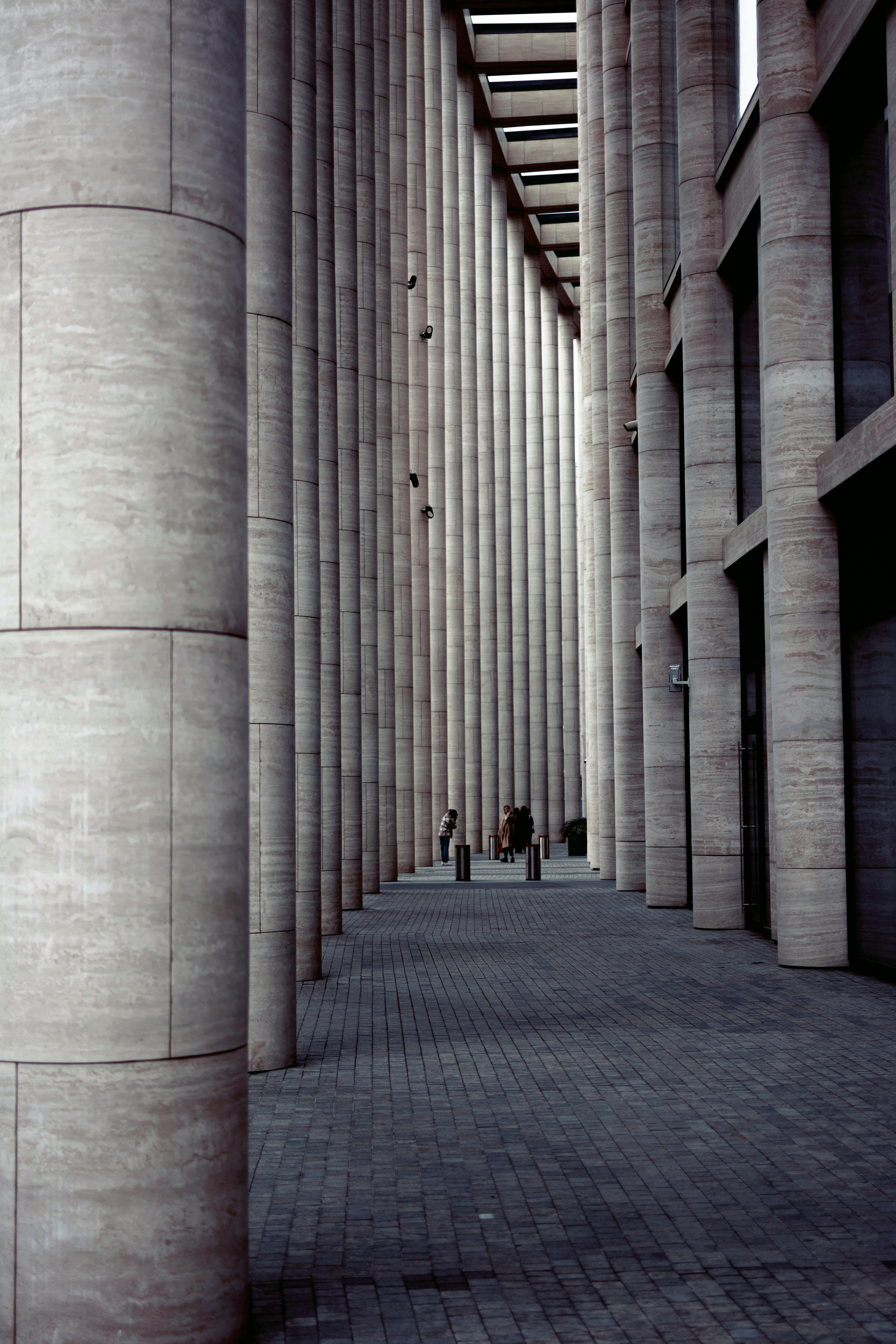 Monumental Architecture with Columns in Perspective · Free Stock Photo A Fascinante História da Arquitetura na Europa