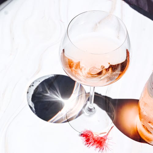 Foto profissional grátis de álcool, cabeça de flor, copo de vinho