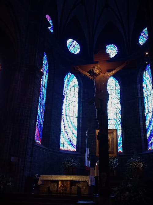 Gratis lagerfoto af blåt lys, farvet glas, kirke arkitektur