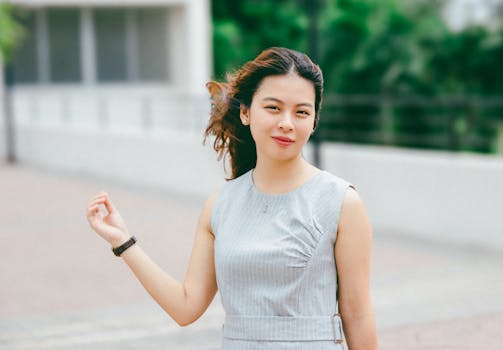 一位年轻女子在户外微笑着，享受阳光明媚的一天