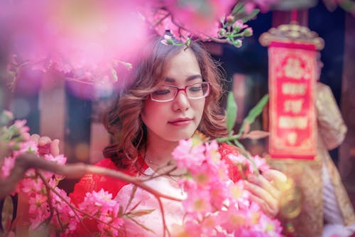 Фотография женщины возле цветов