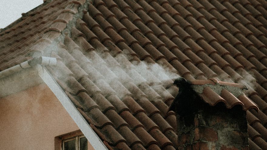 Copertura con camino e manto di tegole di un edificio residenziale