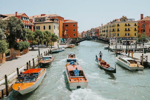 Foto profissional grátis de barcos, canal, cidade