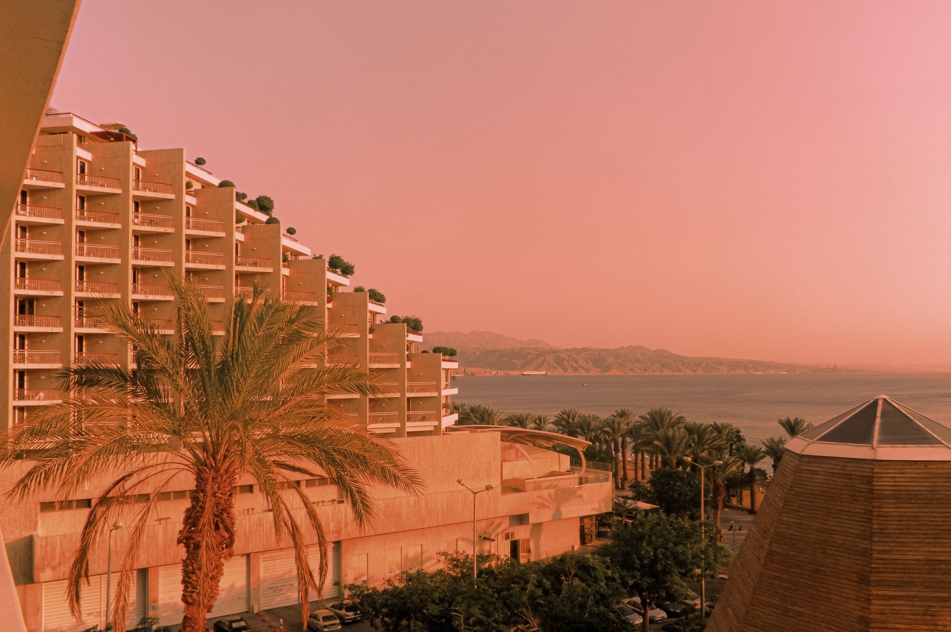 How to Save 15% on Hotels by Booking at 6am