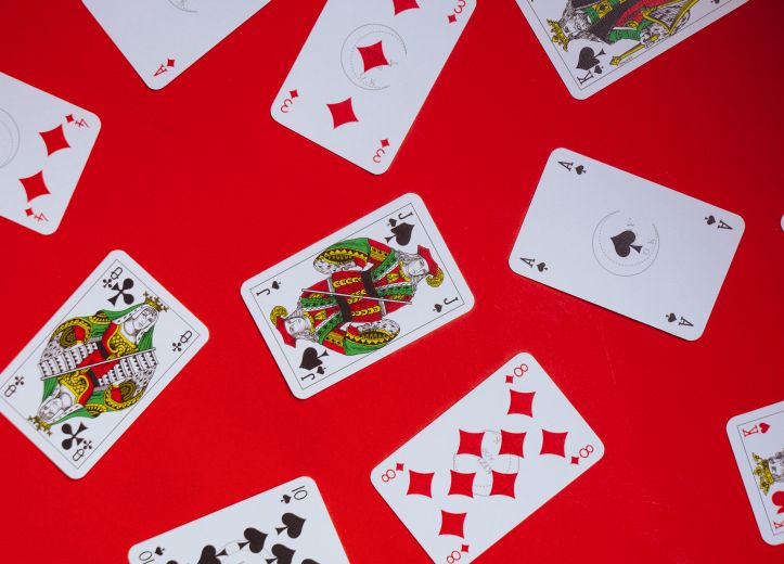 Blackjack Tisch mit Karten und Chips im Online Casino