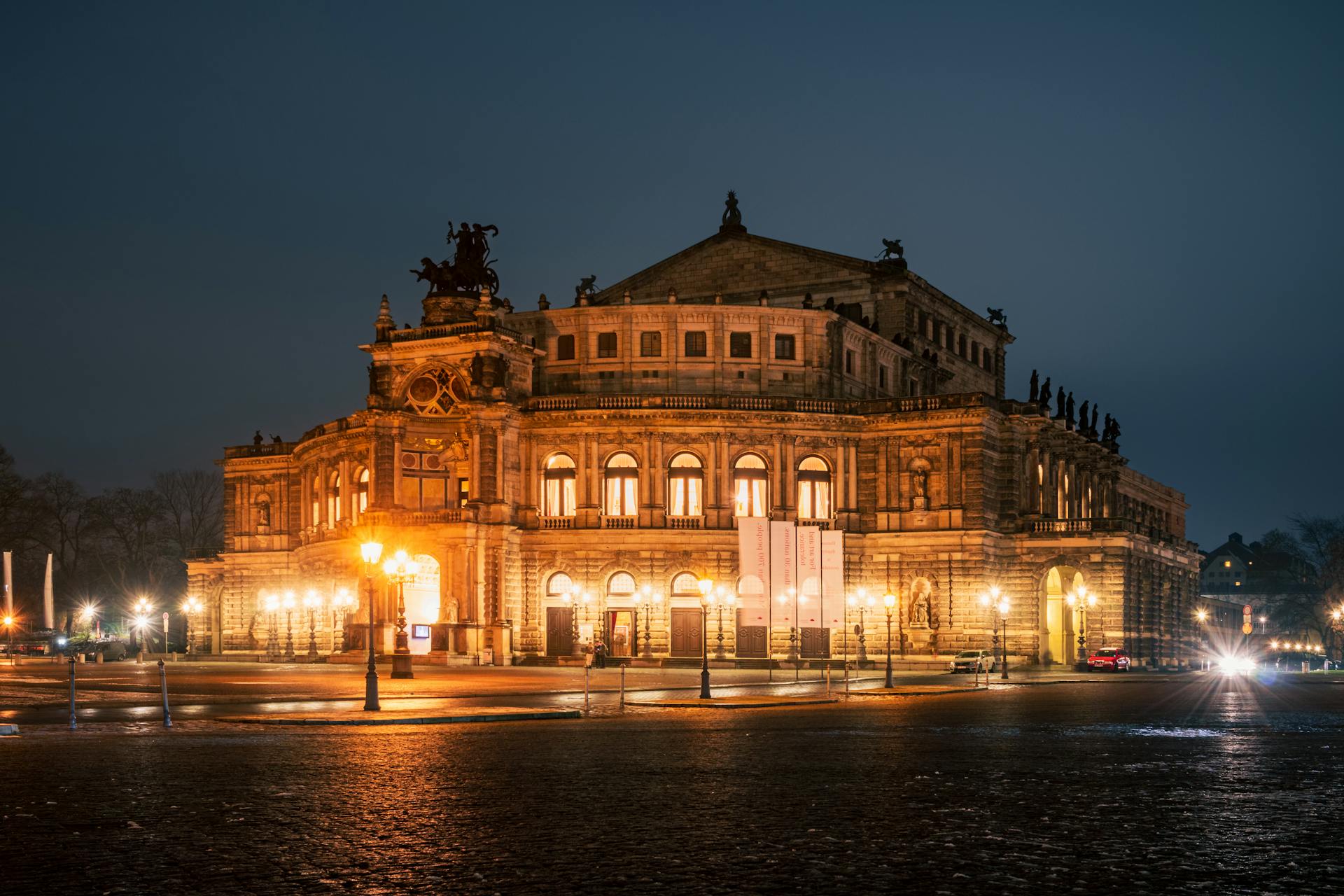 Le célèbre opéra allemand, la nuit.