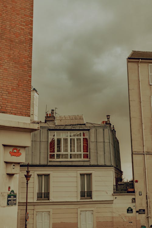 Gratis stockfoto met grijze wolken, huizen, mansarde Stockfoto
