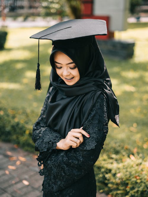 Photographie De Mise Au Point Sélective D'une Femme Portant Une Casquette Académique Carrée