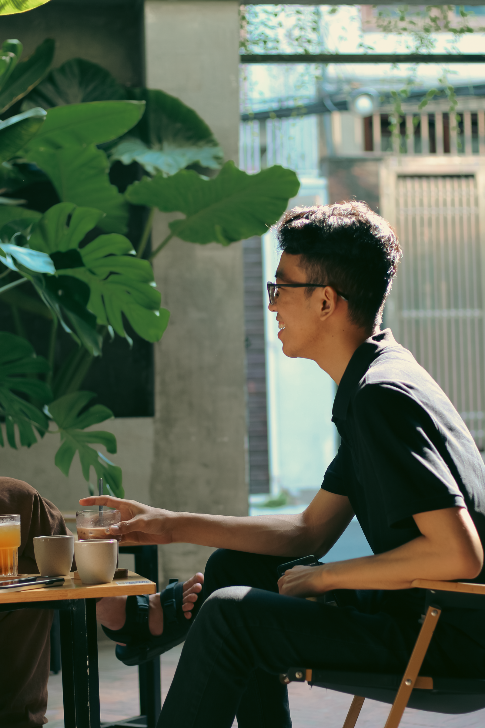 Người đàn ông Việt nghỉ uống cà phê tại quán ở Thành phố Hồ Chí Minh