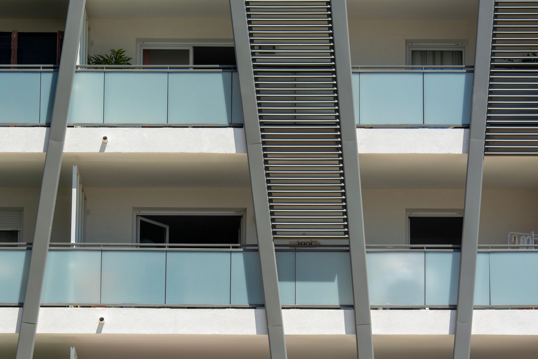 garde-corps de balcon en métal et verre