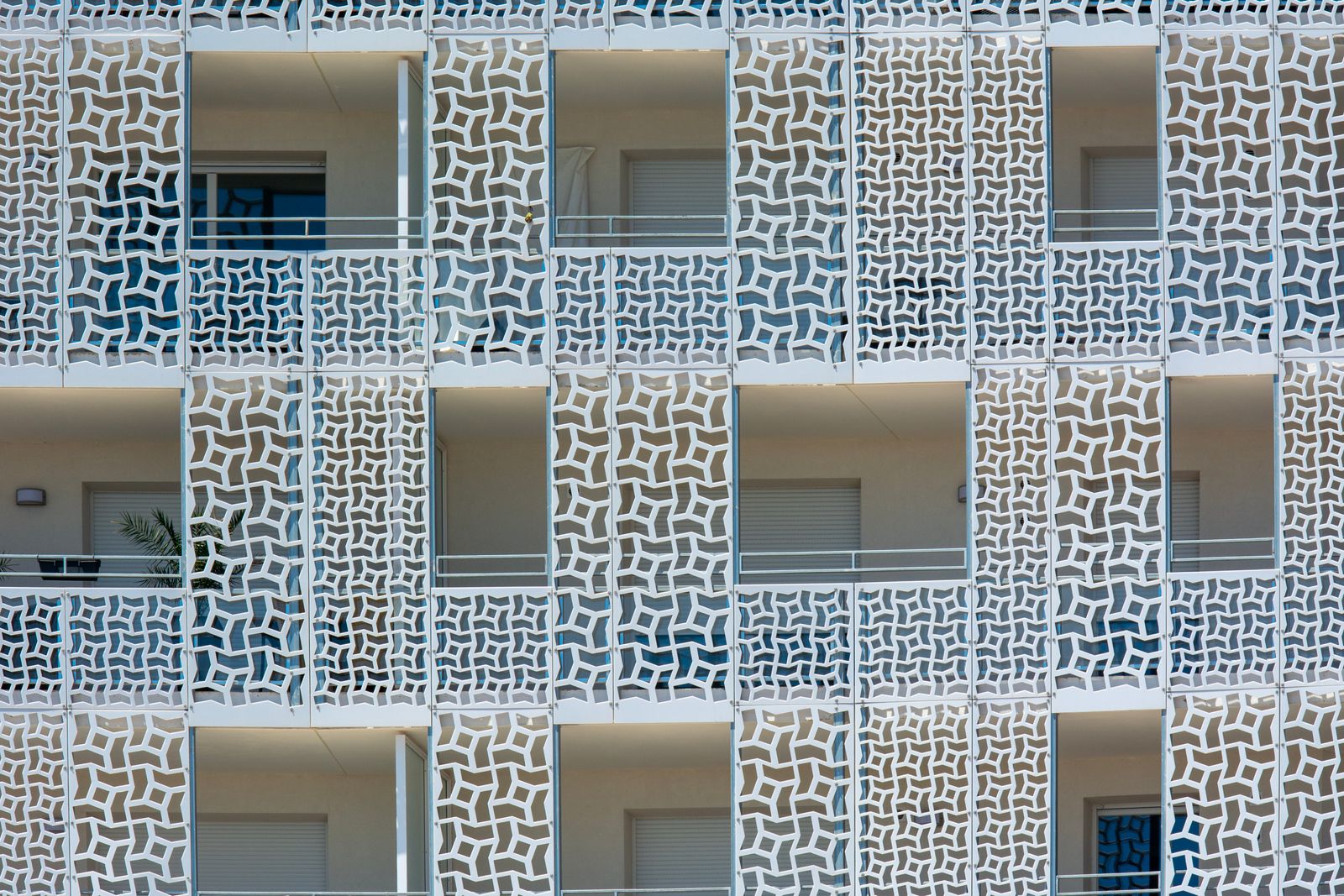 Façade d'immeuble résidentiel neuf en ville française, balcons, lumière naturelle de fin d'après-midi