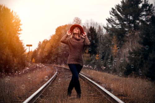 站在铁路的女人