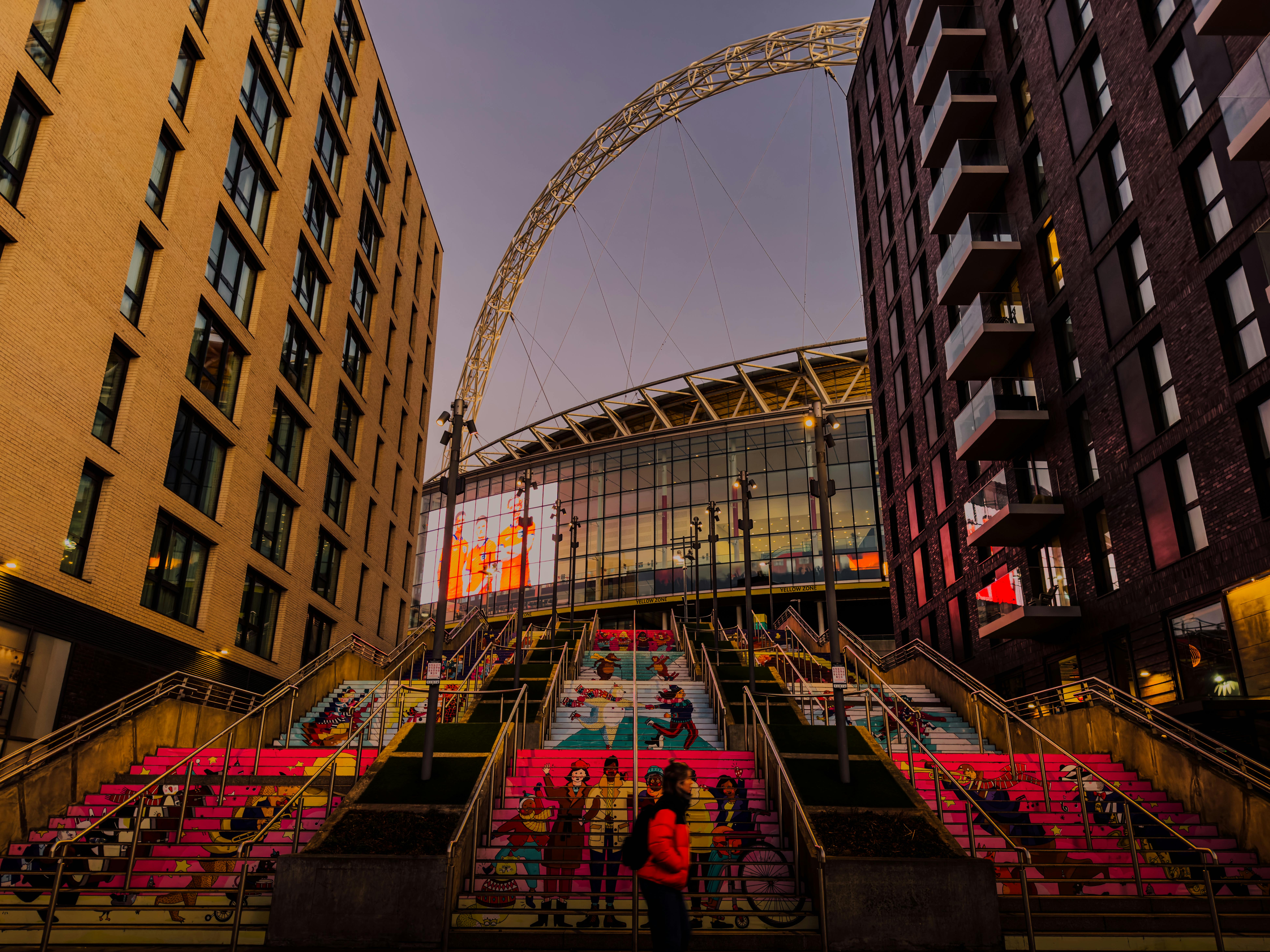 El famoso arco del estadio de Wembley en Londres a la luz del día.