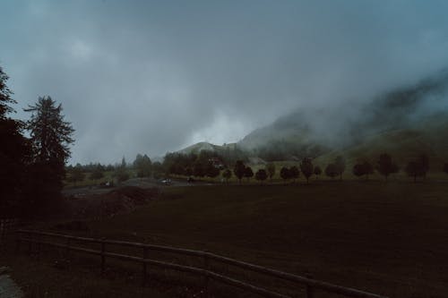 Fotos de stock gratuitas de cerros, niebla, nublado