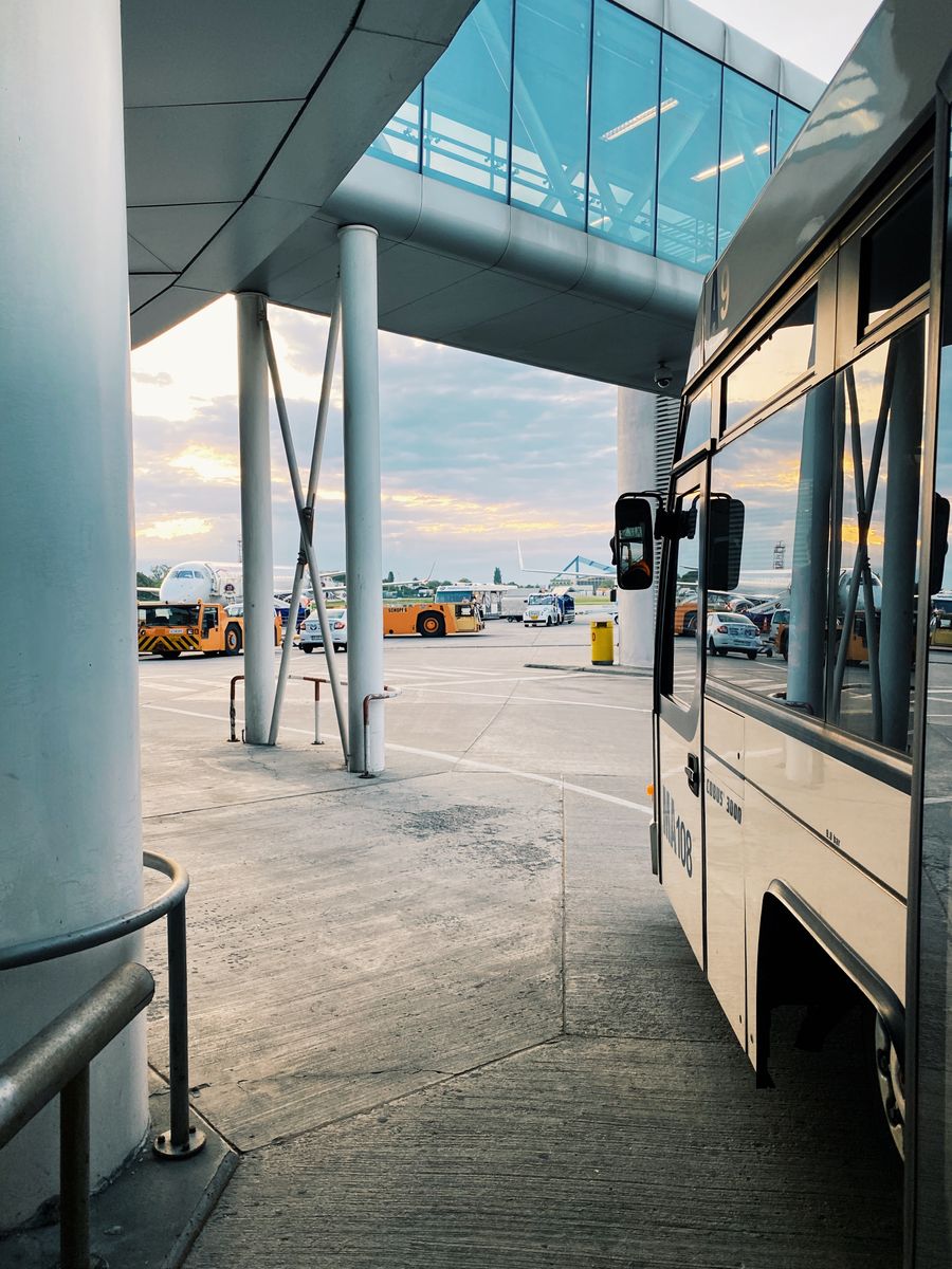 공항 외부에서 버스와 차량이 이동하는 실제 촬영 장면