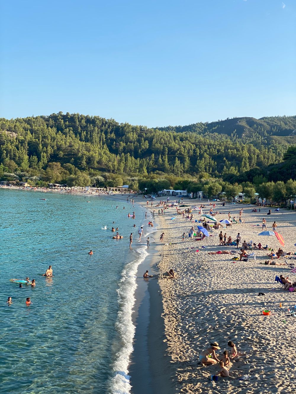 Plajă însorită cu apă limpede în Thassos
