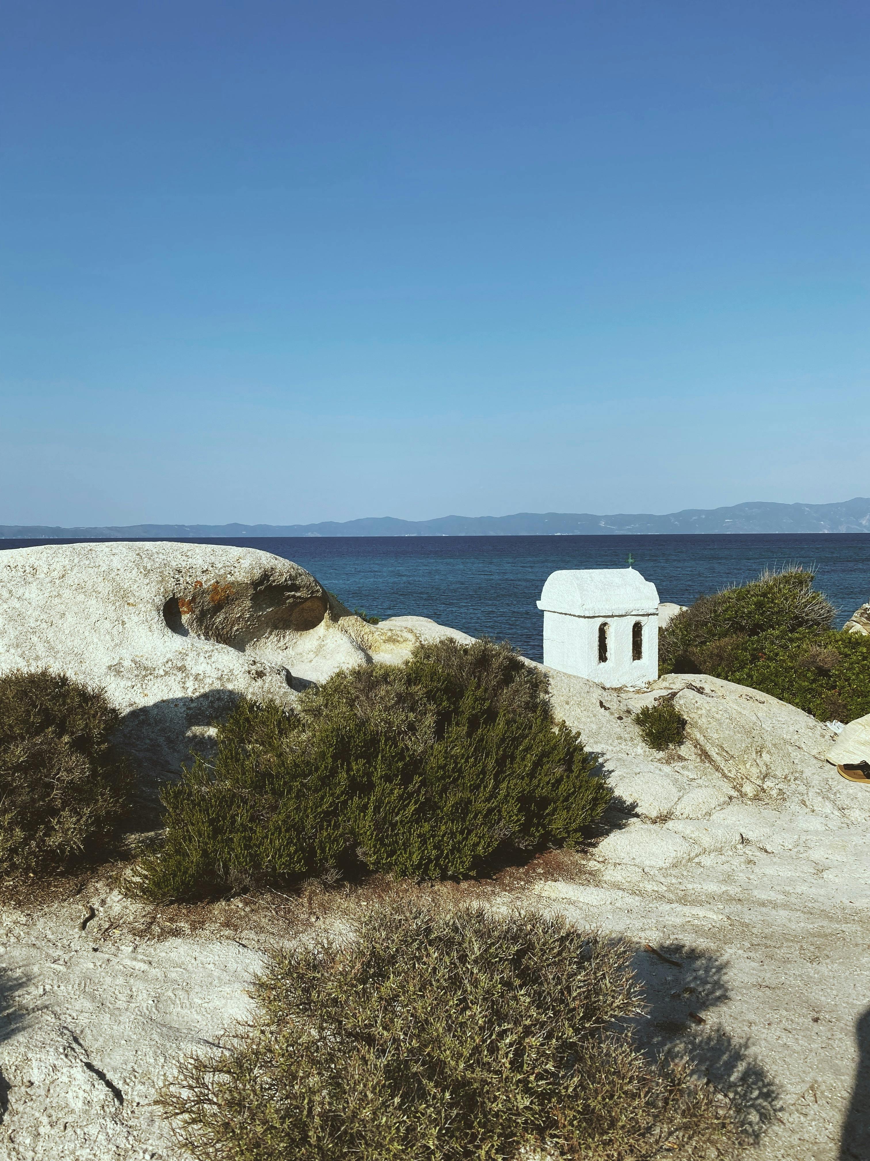 Building on Rocks on Sea Shore · Free Stock Photo