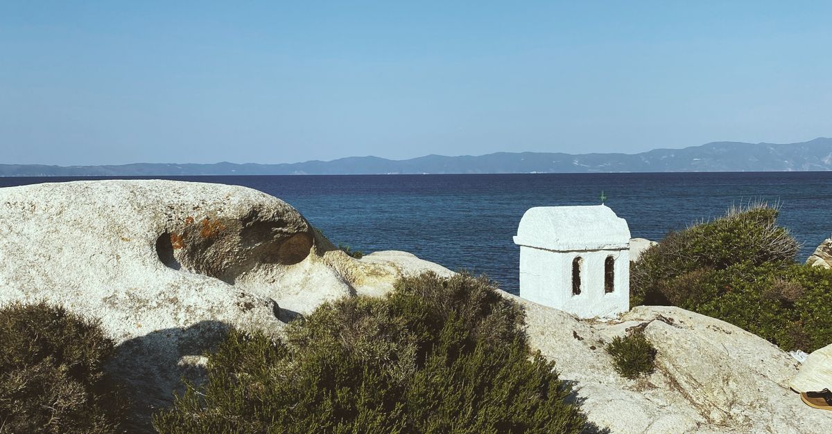 Building on Rocks on Sea Shore · Free Stock Photo