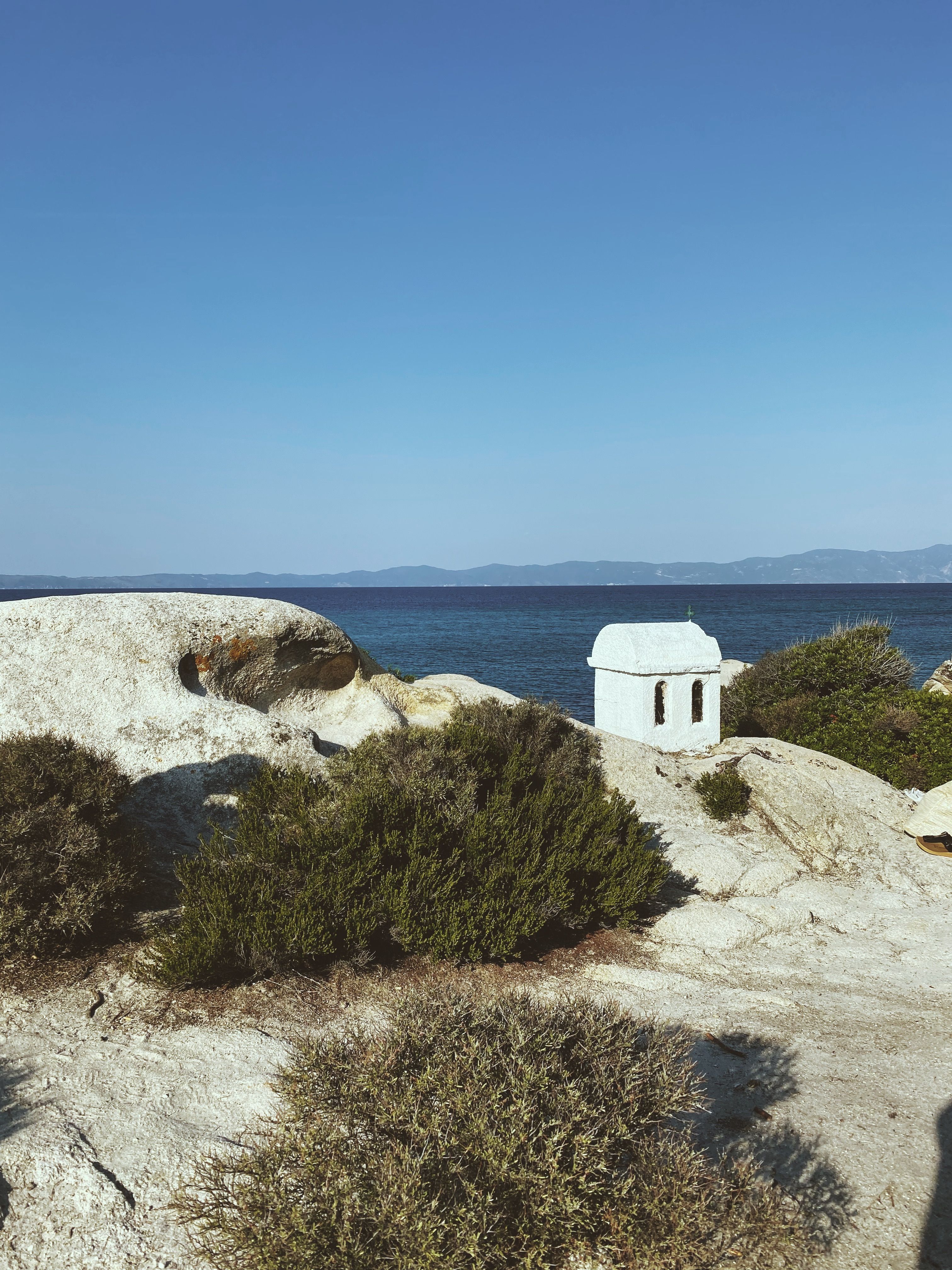Building on Rocks on Sea Shore · Free Stock Photo