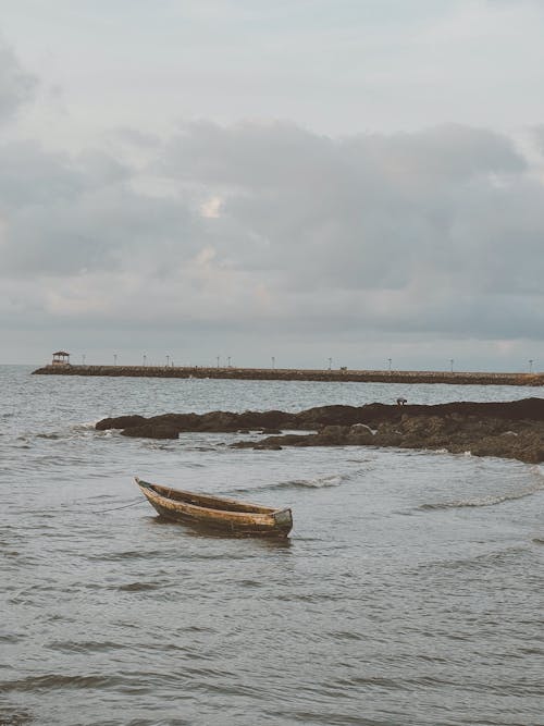 Бесплатное стоковое фото с берег, вертикальный выстрел, водный транспорт