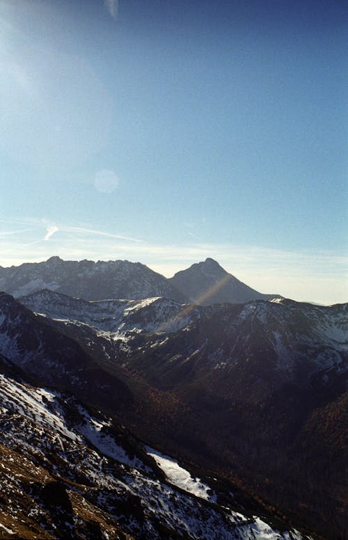 垂直ショット, 太陽に照らされた, 山岳の無料の写真素材