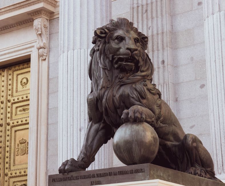Elegante escultura de león fuera del Congreso de los Diputados en Madrid, España.