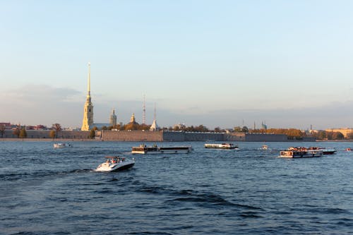 Photos gratuites de bateaux à moteur, bord de l'eau, citadin