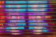 霓虹灯反射出的色彩缤纷抽象图案，形成了生动的条纹设计