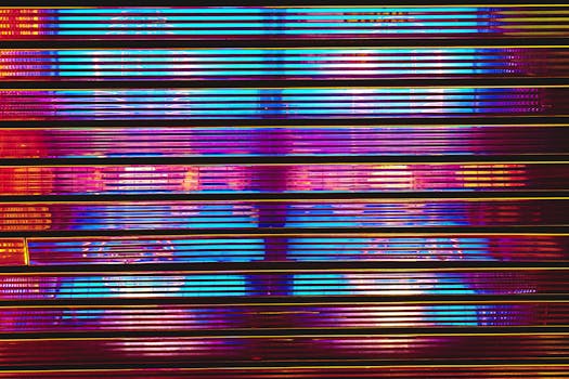 霓虹灯反射出的色彩缤纷抽象图案，形成了生动的条纹设计