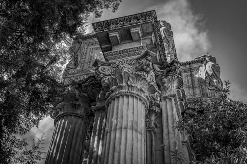 Free Majestic ancient stone columns captured in dramatic black and white photography. Stock Photo