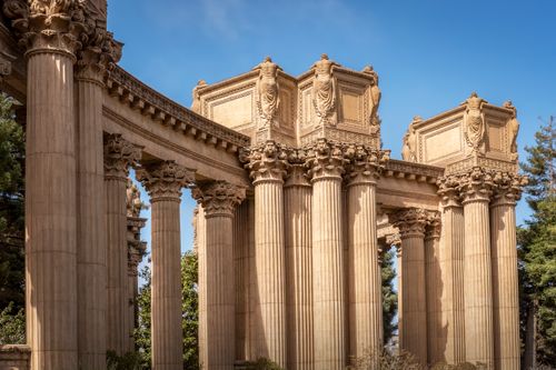 Free Neoclassical columns at the Palace of Fine Arts in San Francisco, a prominent architectural landmark. Stock Photo