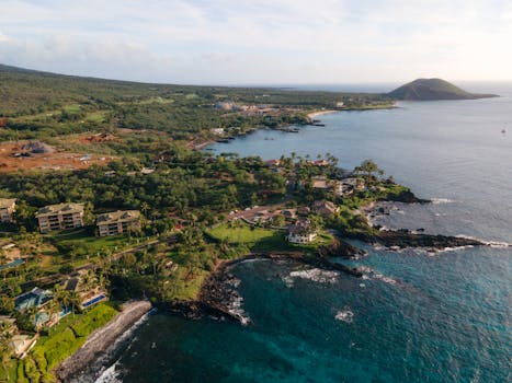 Photo by Griffin Wooldridge Aerial view of the picturesque coastline of Wailea-Makena, Hawaii, featuring lush landscapes and azure waters.