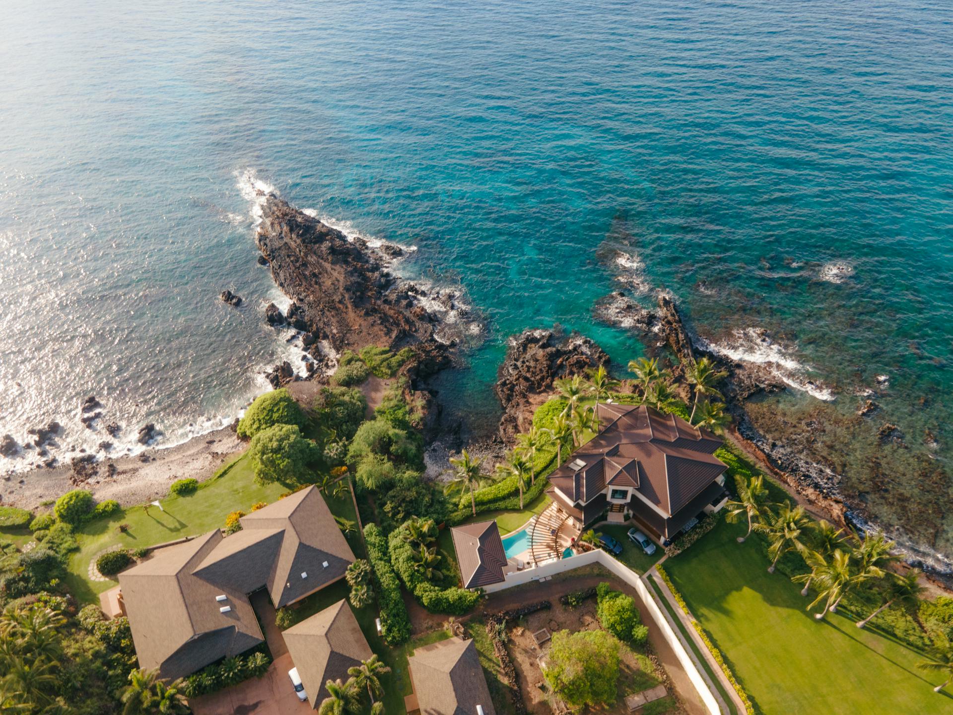 A breathtaking aerial view of luxurious coastal homes in Kihei, Hawaii next to the ocean.