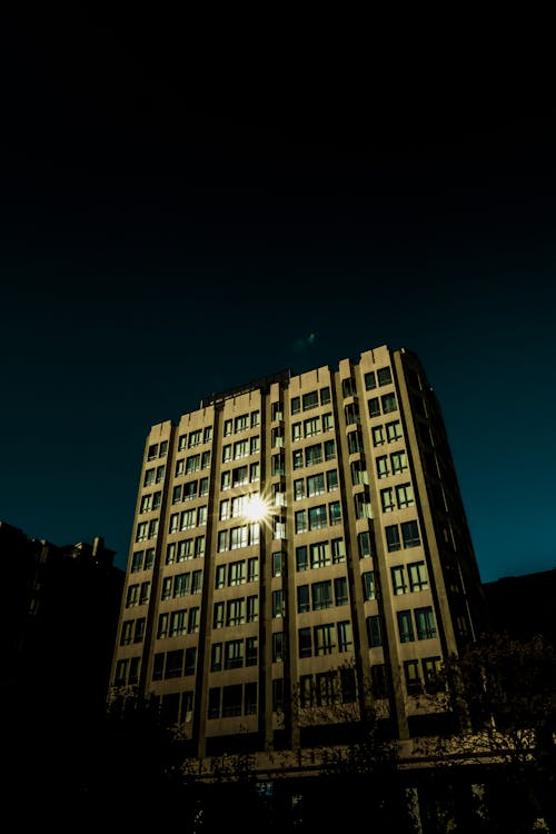 Foto profissional grátis de cair da noite, escuro, exterior do edifício