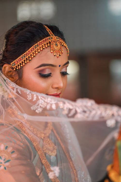 Free Beautiful portrait of a bride in elegant traditional Indian attire with intricate jewelry and makeup. Stock Photo