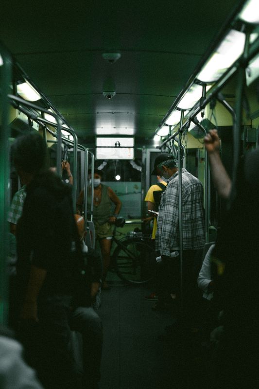 Loş bir metro vagonunda yolcular