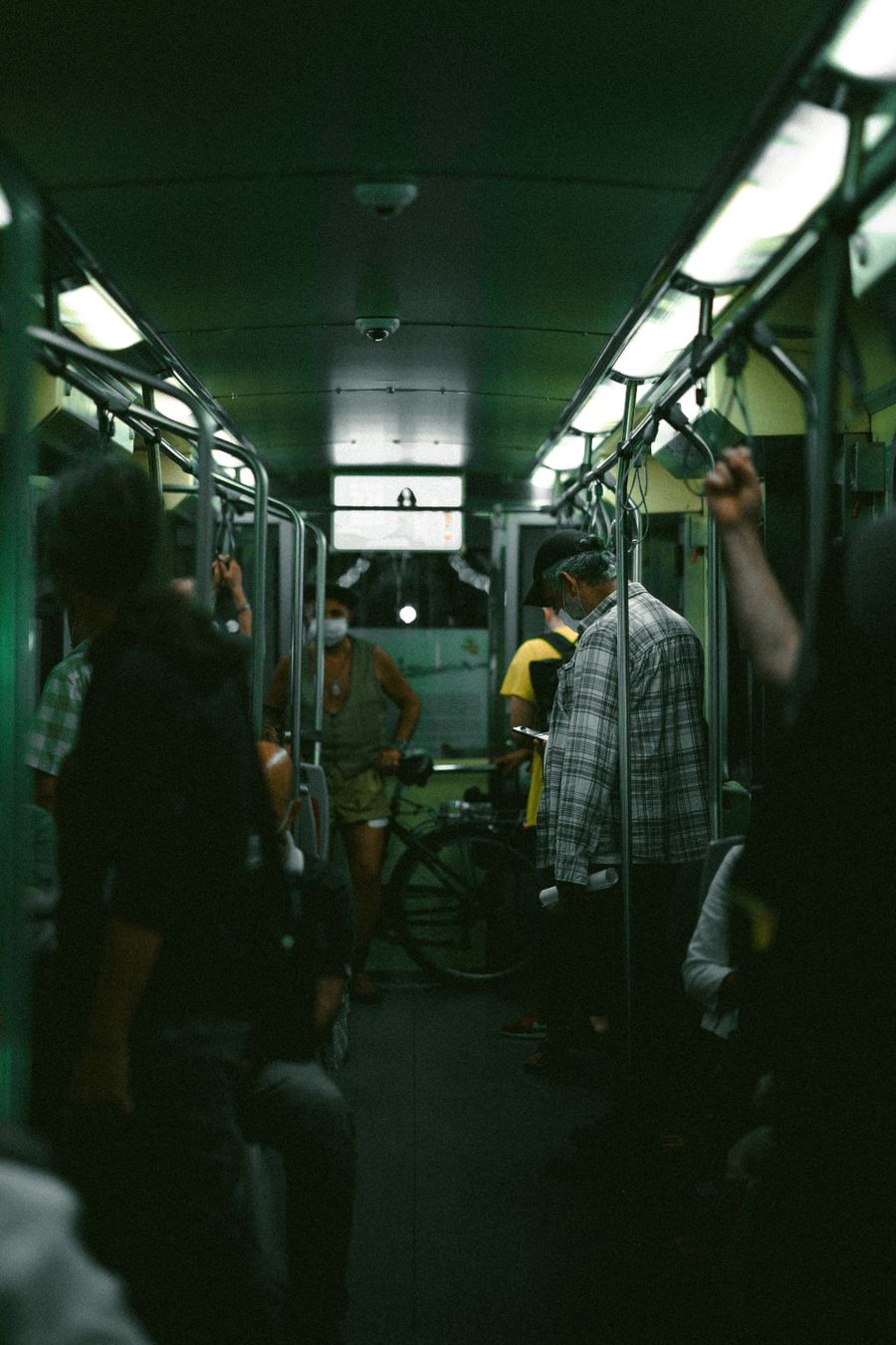 Loş bir metro vagonunda yolcular