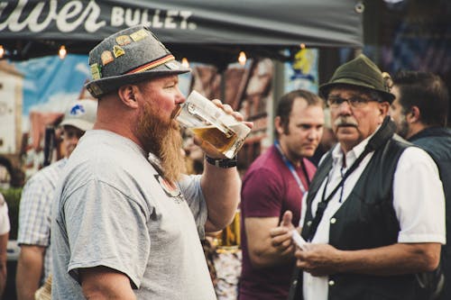 Homem Bebendo De Um Litro De Cerveja